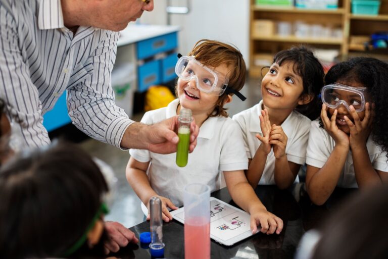 Kinder beim Experimentieren mit einem Lehrer