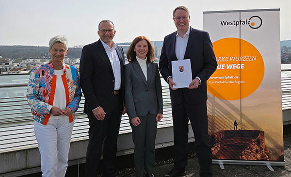 Kontakt zur Landesebene (v.l.n.r.: Beate Kimmel, Kai Landes, Jutta Metzler, Ministerpräsident Alexander Schweitzer)