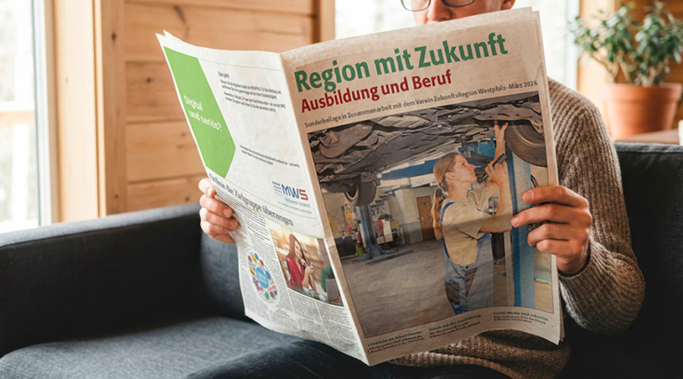 Mann beim Lesen der RHEINPFALZ-Sonderbeilage März 2026